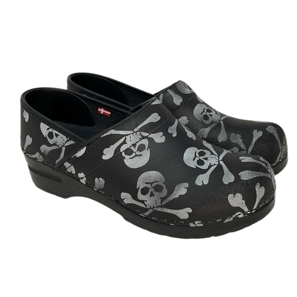 SANITA Clogs Skull Crossbones Black Slip On Size 9 or 39 Gothic